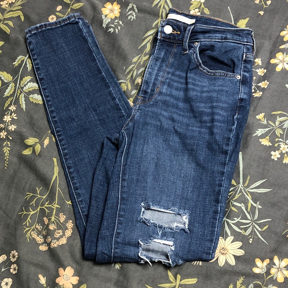 Levi’s 721 High Rise Skinny Jeans Distressed Knee in Dark Wash Blue Denim